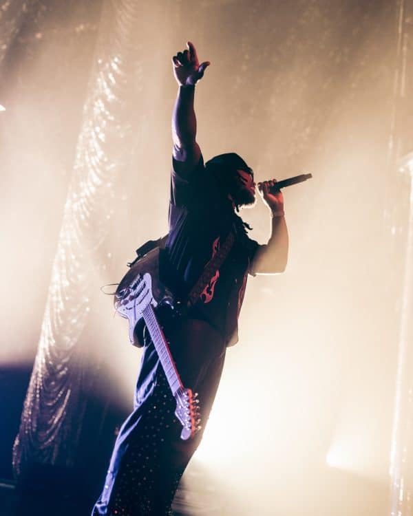 Leon Thomas Launches SOLD OUT North American Leg Of 'MUTTS DON’T HEEL' Tour In Dallas